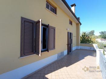 Detached country villa with terrace and 2000 sqm of garden. Img15
