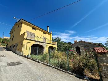 Detached country villa with terrace and 2000 sqm of garden. Img1