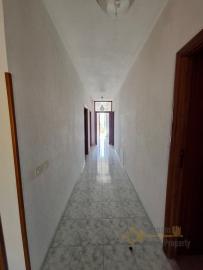 Detached country villa with terrace and 2000 sqm of garden. Img5