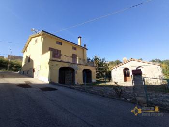 Detached country villa with terrace and 2000 sqm of garden. Img2