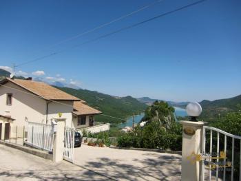 Fabulous villa in perfect conditions with panoramic terrace, lake view and garden. Pietraferrazzana Img2