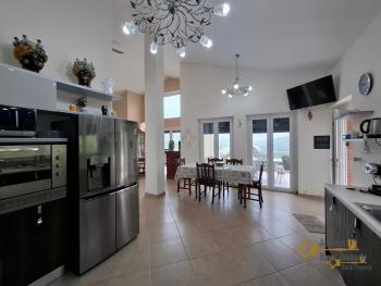 Fabulous villa in perfect conditions with panoramic terrace, lake view and garden. Pietraferrazzana Img11