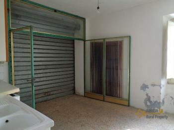 Spacious five bedroom country house with land in Abruzzo. Img14