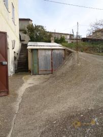 Spacious five bedroom country house with land in Abruzzo. Img7