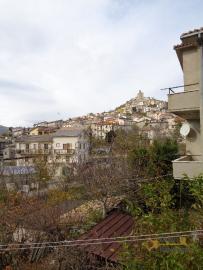 Spacious five bedroom country house with land in Abruzzo. Img22