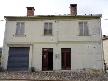 Spacious five bedroom country house with land in Abruzzo.
