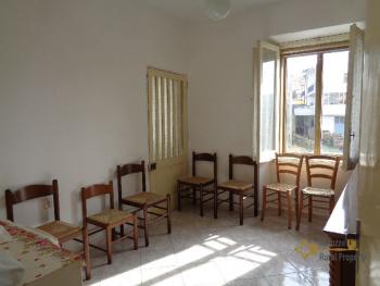 Spacious five bedroom country house with land in Abruzzo. Img16