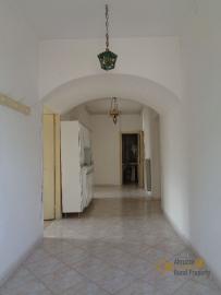 Spacious five bedroom country house with land in Abruzzo. Img8