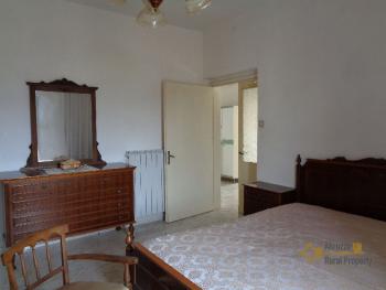 Spacious five bedroom country house with land in Abruzzo. Img18