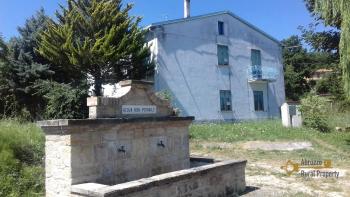 Rural property with garden for sale. Roccaspinalveti, Abruzzo. Img4
