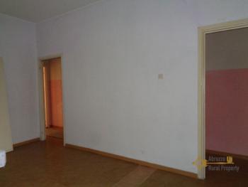 Habitable townhouse with garage and cellar for sale. Abruzzo. Img13