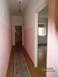 Habitable townhouse with garage and cellar for sale. Abruzzo. Img10
