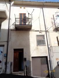 Habitable townhouse with garage and cellar for sale. Abruzzo.